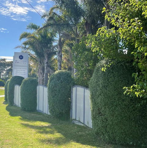 Inverloch Motel - Queensland Tourism 1