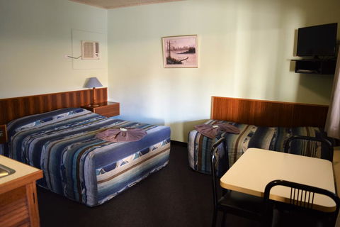 Alkira Motel - QLD Tourism 1