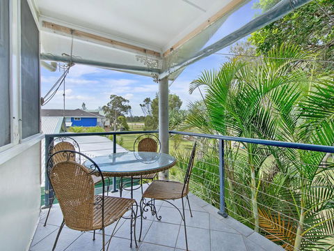 Allamanda House, 3 Willow Street - QLD Tourism 0