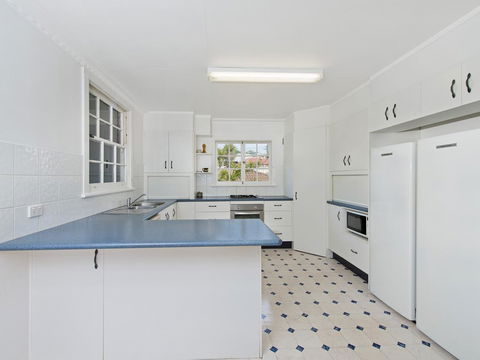 Allamanda House, 3 Willow Street - QLD Tourism 1