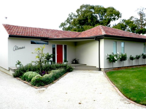 Almas Cottage - QLD Tourism 1