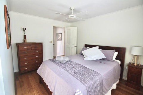 Aloha Alex Beach House Pet-friendly- 450m To The Beach - QLD Tourism 3