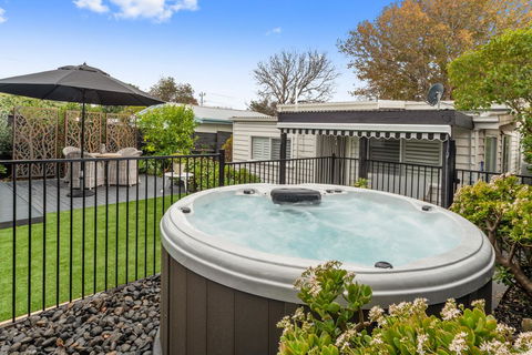 Amber Cottage, Luxury Seaside Retreat With Outdoor Spa! - QLD Tourism 1