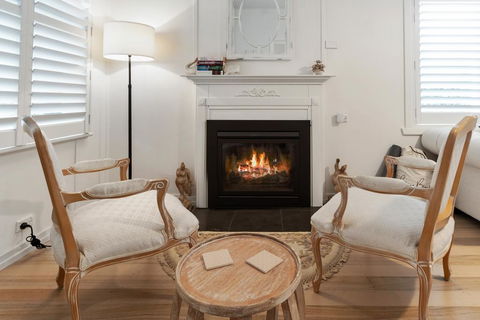 Amber Cottage, Luxury Seaside Retreat With Outdoor Spa! - QLD Tourism 3