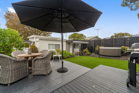 Amber Cottage, Luxury Seaside Retreat With Outdoor Spa! - QLD Tourism 0