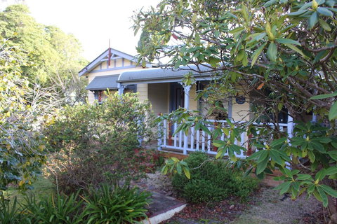 Ambrose Cottage Front Apartment - QLD Tourism 1