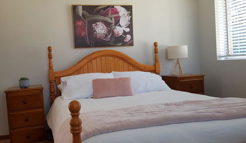 Apartment With Sweeping View Of The Bay, 2 Bedrooms, Sleeps 5 - Queensland Tourism 1