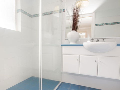 Aquarius Apartment 4 - QLD Tourism 3