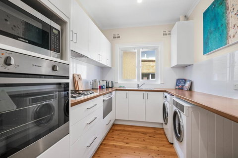 Art Deco Apartment Steps From Harbour And Beach - Queensland Tourism 2