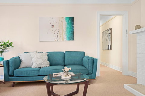 Art Deco Apartment Steps From Harbour And Beach - Queensland Tourism 0