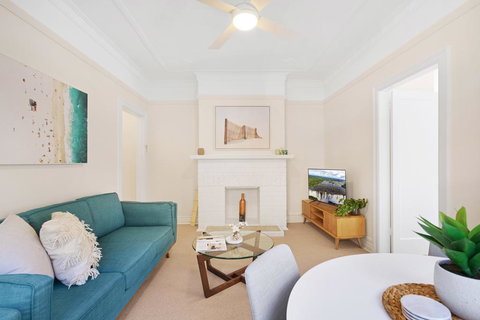 Art Deco Apartment Steps From Harbour And Beach - Queensland Tourism 3