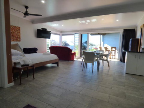 ArtHOUSE Beachfront Accommodation - QLD Tourism 3