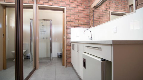 Ashleigh Court Motor Inn - Queensland Tourism 3