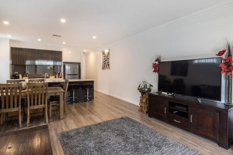 Luxury Home In Christies Beach With King Bed, NBN, Netflix, 3Bed 2Bath - QLD Tourism 1