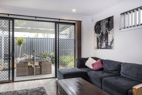 Luxury Home In Christies Beach With King Bed, NBN, Netflix, 3Bed 2Bath - QLD Tourism 2