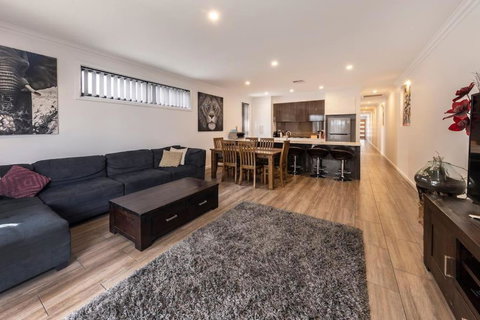 Luxury Home In Christies Beach With King Bed, NBN, Netflix, 3Bed 2Bath - QLD Tourism 3