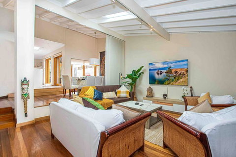 Luxury Retreat Home - 4bed House W/Parking - Mins From CBD - QLD Tourism 0