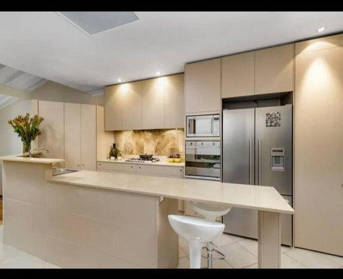 Luxury Retreat Home - 4bed House W/Parking - Mins From CBD - QLD Tourism 3