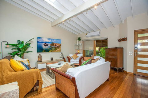 Luxury Retreat Home - 4bed House W/Parking - Mins From CBD - QLD Tourism 2