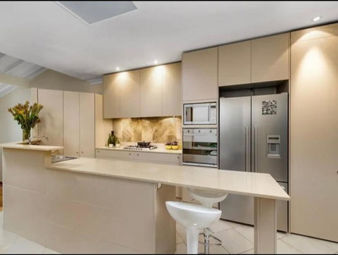 Luxury Retreat Home - 4bed House W/Parking - Mins From CBD - QLD Tourism 1
