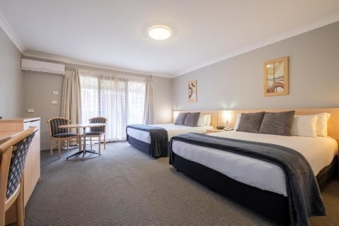 Maclin Lodge Motel - QLD Tourism 1