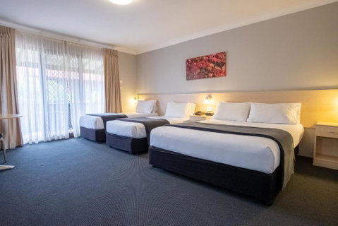 Maclin Lodge Motel - QLD Tourism 3