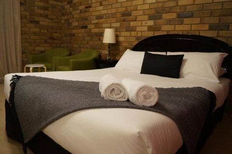 Magdala Motor Lodge & Lakeside Restaurant - QLD Tourism 0