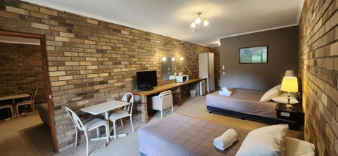 Magdala Motor Lodge & Lakeside Restaurant - QLD Tourism 3