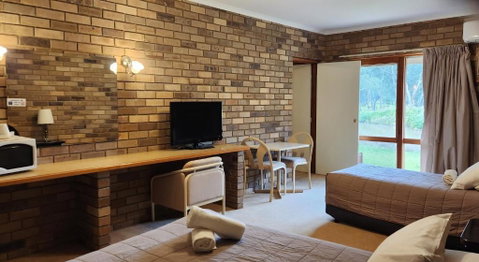 Magdala Motor Lodge & Lakeside Restaurant - QLD Tourism 2