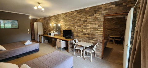 Magdala Motor Lodge & Lakeside Restaurant - QLD Tourism 1