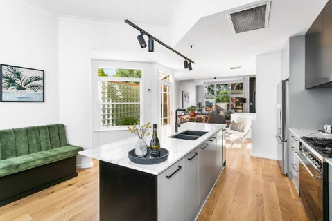 MANHATTAN STYLE 3 STORY LUXURY IN ST PETERS - QLD Tourism 0