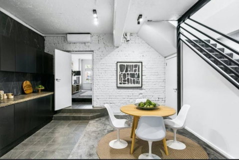 MANHATTAN STYLE 3 STORY LUXURY IN ST PETERS - QLD Tourism 1