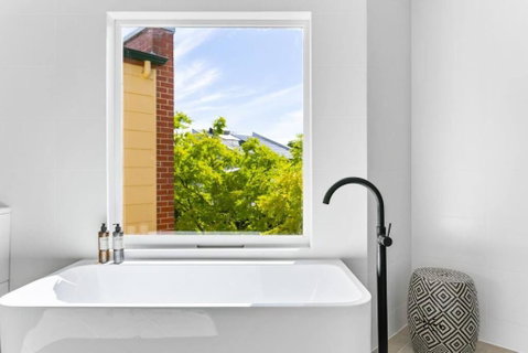 MANHATTAN STYLE 3 STORY LUXURY IN ST PETERS - QLD Tourism 2