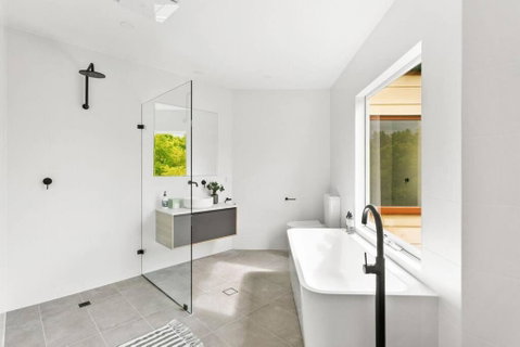 MANHATTAN STYLE 3 STORY LUXURY IN ST PETERS - QLD Tourism 3