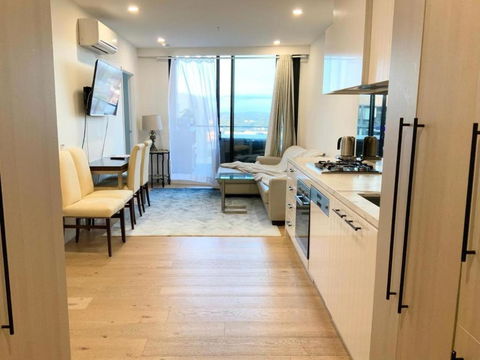 M-city Shopping Center Apartment - Executive Twin King Ensuites - Fully Equipped - Free Parking, Fast Wifi, Smart TV, Netflix, Complementary Drinks & Amenities - Clayton 3168 - QLD Tourism 1