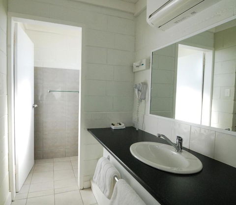 Mayfair Motel - Queensland Tourism 3