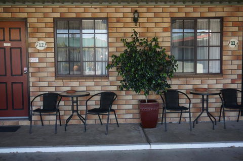 Miles Outback Motel - QLD Tourism 3