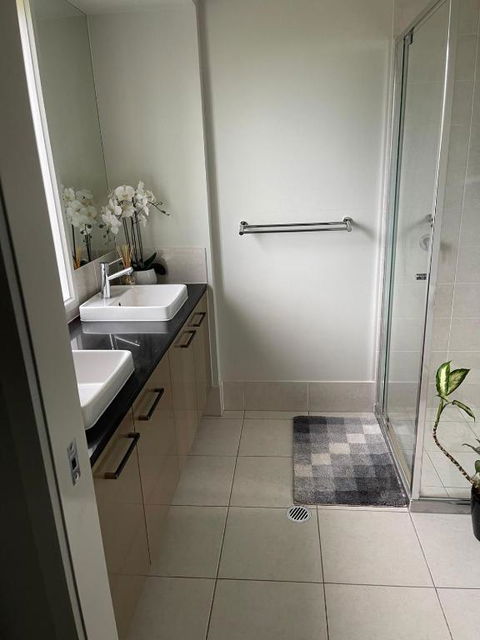 Modern Four Bedroom Holiday Home Available In Deebing Heights - QLD Tourism 3