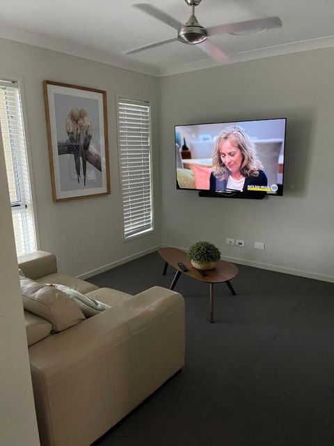 Modern Four Bedroom Holiday Home Available In Deebing Heights - QLD Tourism 2