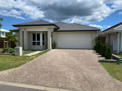 Modern Four Bedroom Holiday Home Available In Deebing Heights - QLD Tourism 1