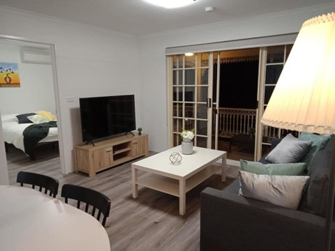 Modern 2BR Apartment With Parking - QLD Tourism 1