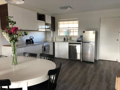 Modern 2BR Apartment With Parking - QLD Tourism 2