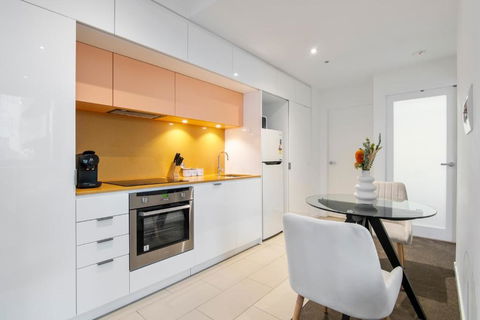 Modern 2BR Apt W City Views, Balcony & Wi-Fi - QLD Tourism 1