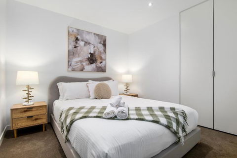 Modern 2BR Apt W City Views, Balcony & Wi-Fi - QLD Tourism 3
