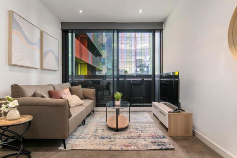 Modern 2BR Apt W City Views, Balcony & Wi-Fi - QLD Tourism 0