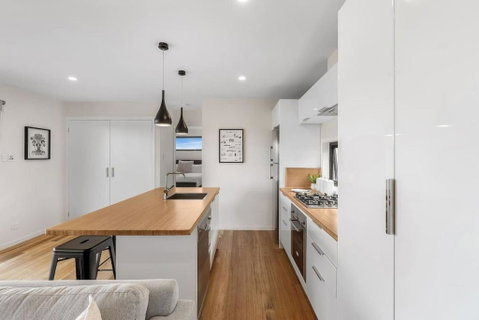 Modern And Scenic Valley Escape - QLD Tourism 1