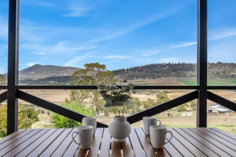 Modern And Scenic Valley Escape - QLD Tourism 2