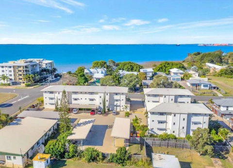 Modern Beach Apartment - QLD Tourism 0