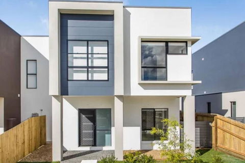 Modern Elegance Near Lakes Train Parks And Beaches - Queensland Tourism 0
