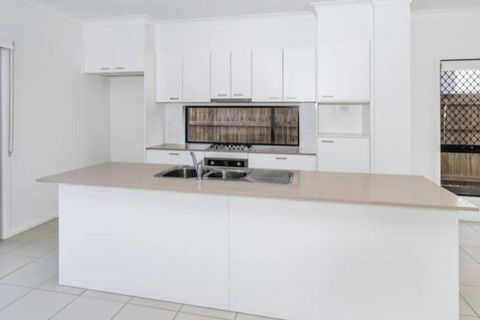 Modern Elegance Near Lakes Train Parks And Beaches - Queensland Tourism 2